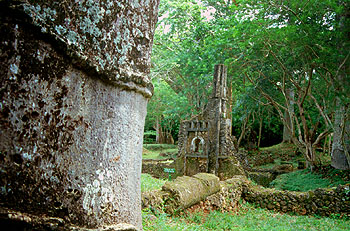 Tumba del Pilar Aflautado, Gede. Javier Yanes/Kenyalogy.com