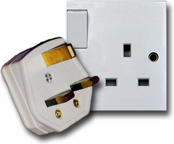 Kenya plug and socket. Javier Yanes/Kenyalogy.com modified from Deucharman